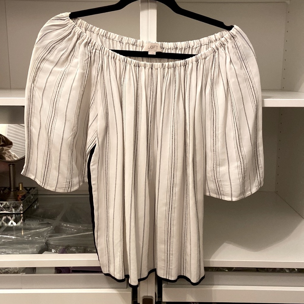 Beautiful Silk like material With fine black threading. Flowey sleeves